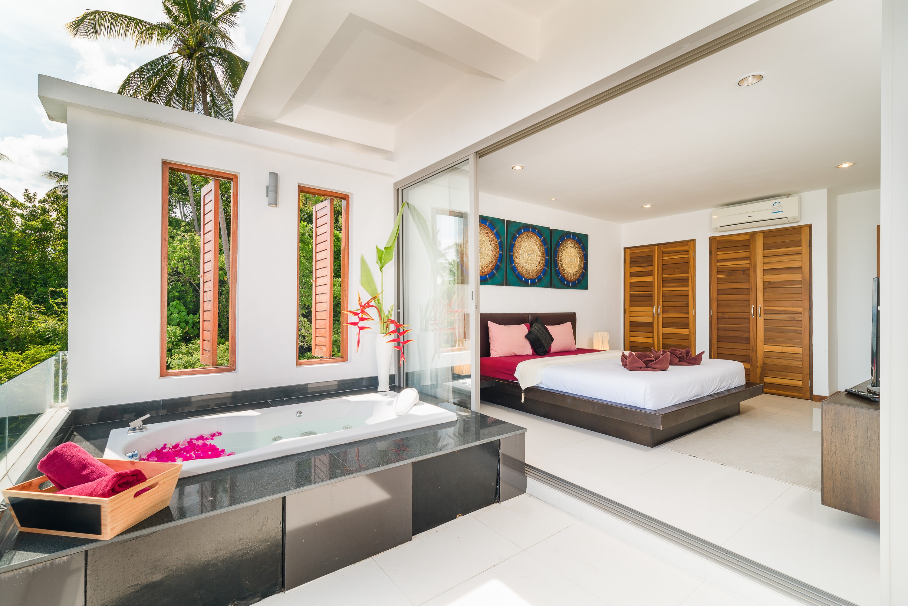 Bedroom with private jacuzzi at Tropical Sea View Residence