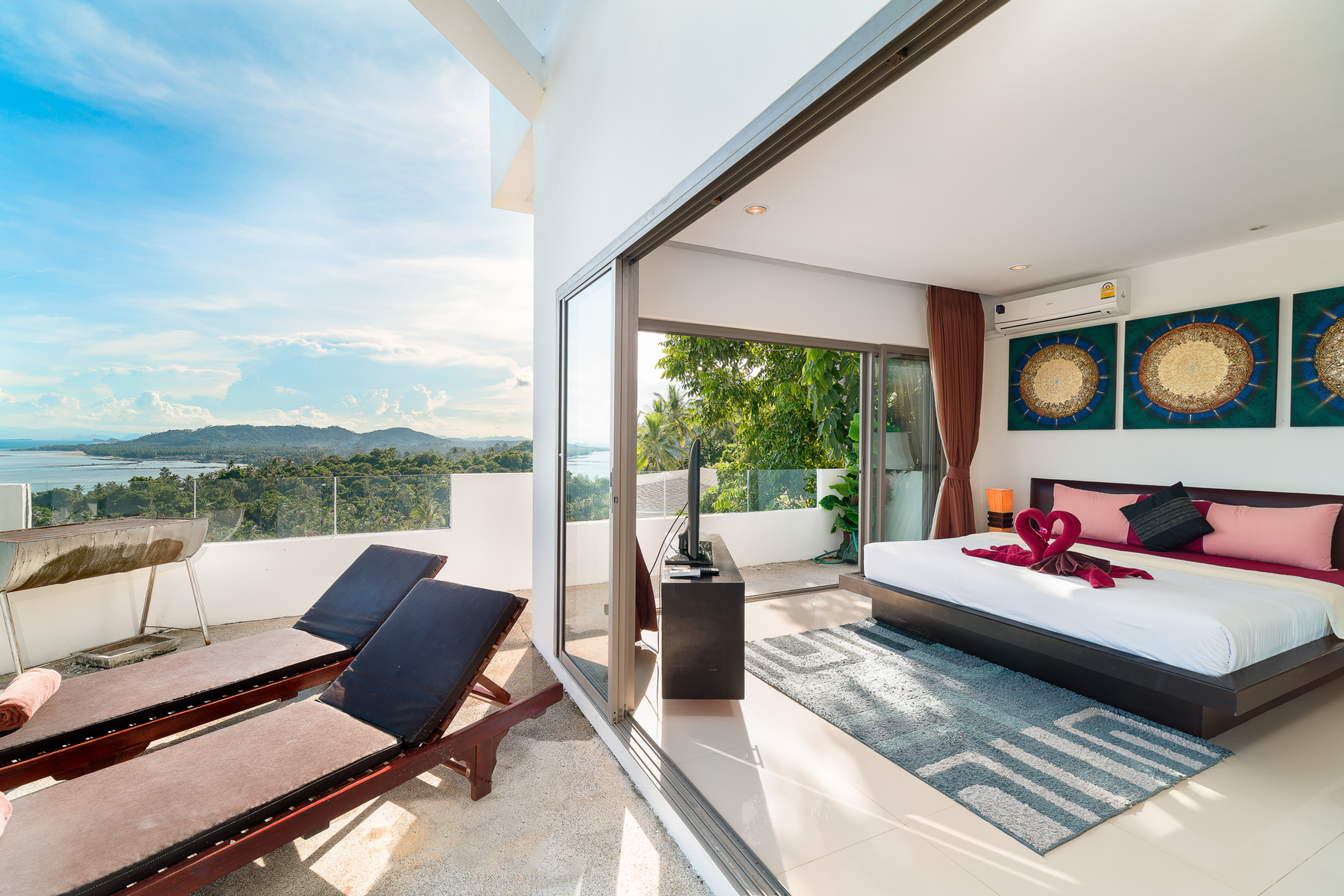 Sea-view bedroom with private balcony at Tropical Sea View Residence