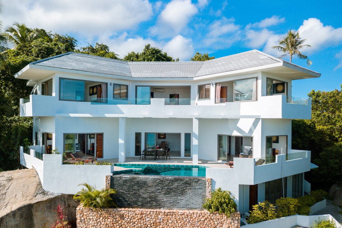 White residence with infinity pool overlooking the sea